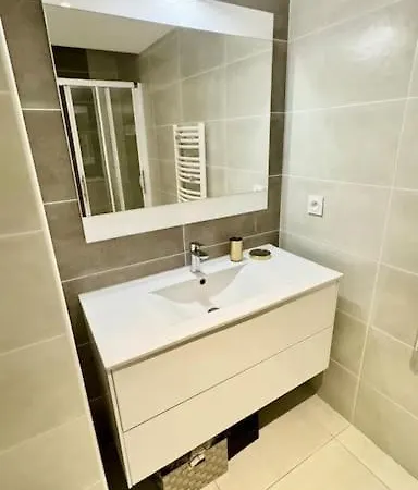 Hyper Parking Privé à 3 Min à Pied, Raphael