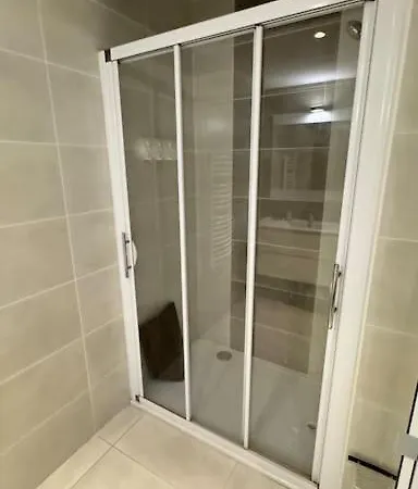 Hyper Parking Privé à 3 Min à Pied, Raphael *