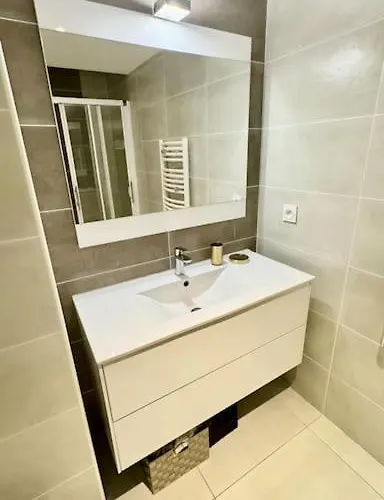 Hyper Parking Prive A 3 Min A Pied, Raphael