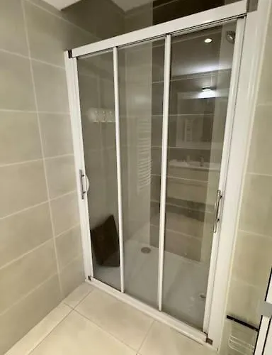 Hyper Parking Prive A 3 Min A Pied, Raphael *